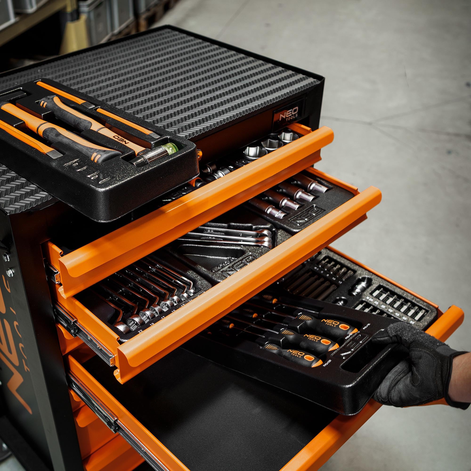 NEO TOOLS 84-222 servante atelier 7 tiroirs noir-orange